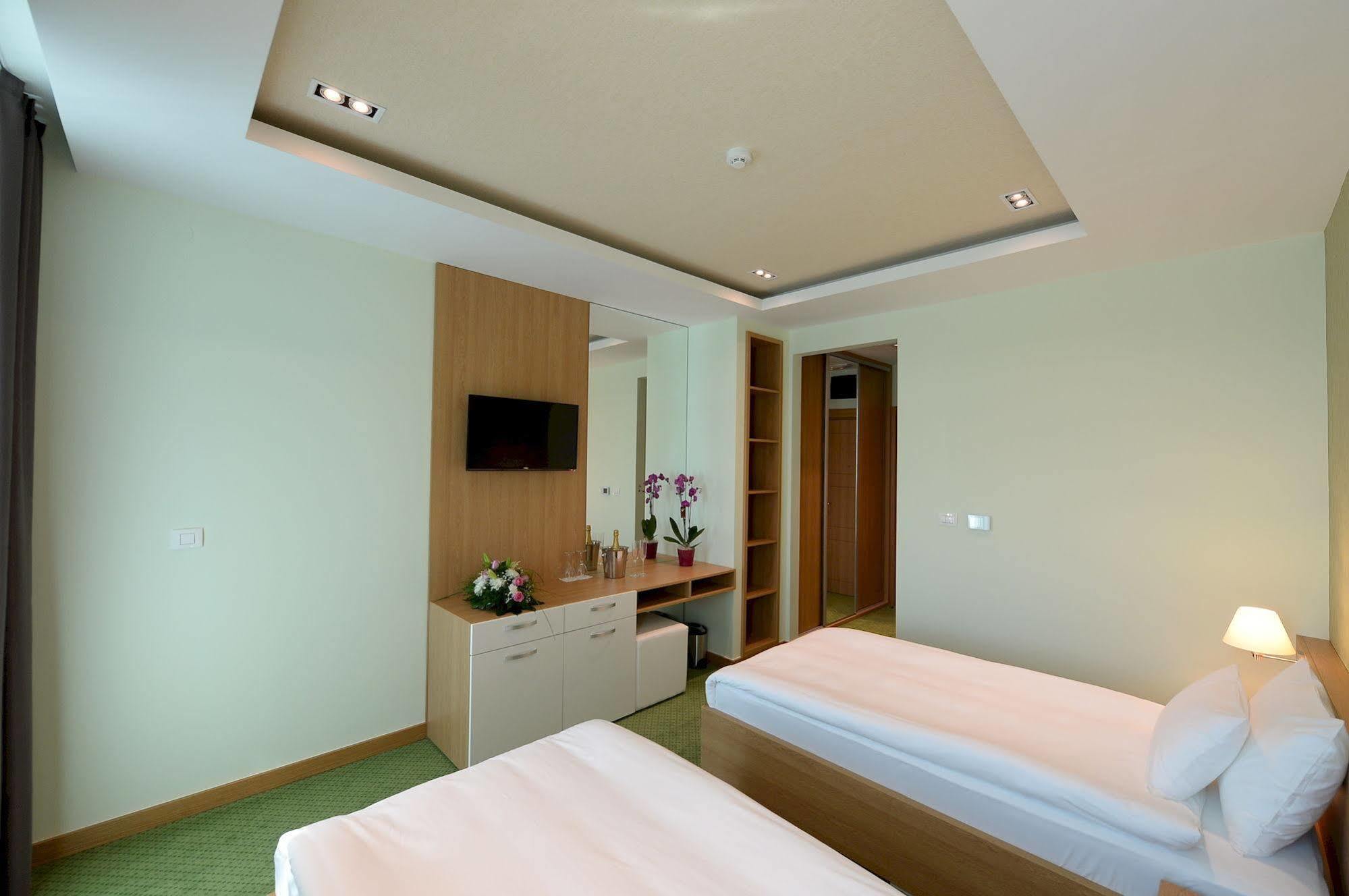 Hotel Hedonic Belgrado Esterno foto
