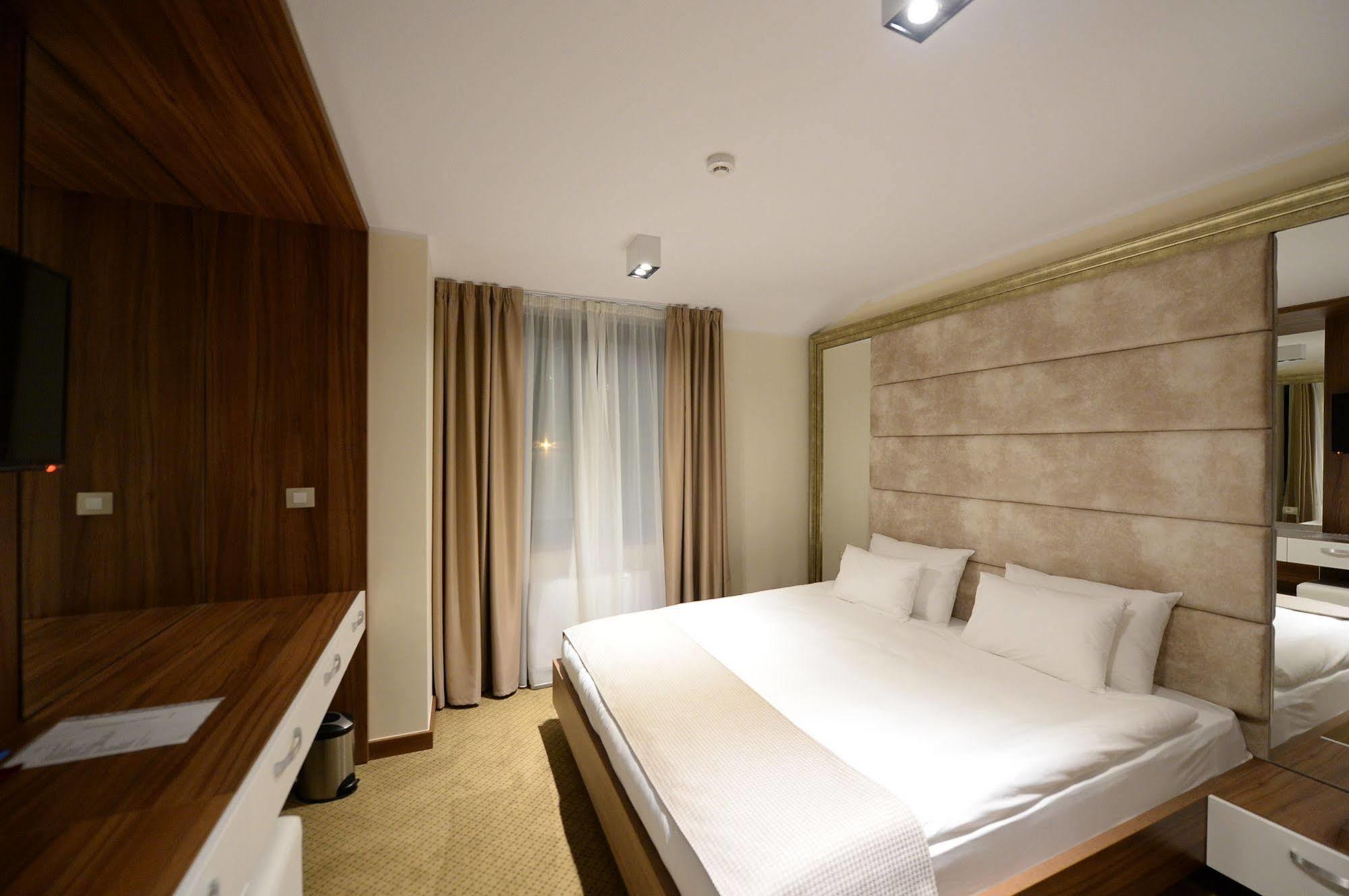 Hotel Hedonic Belgrado Esterno foto