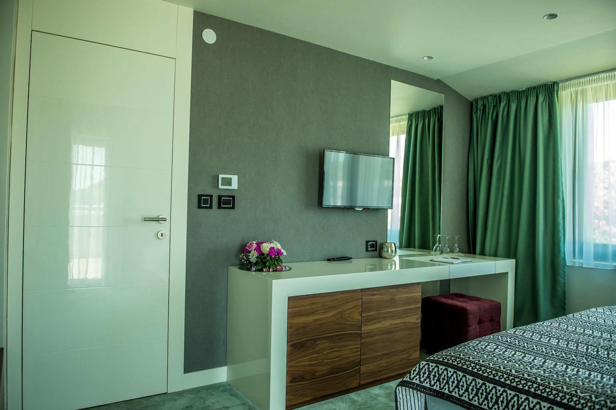 Hotel Hedonic Belgrado Esterno foto