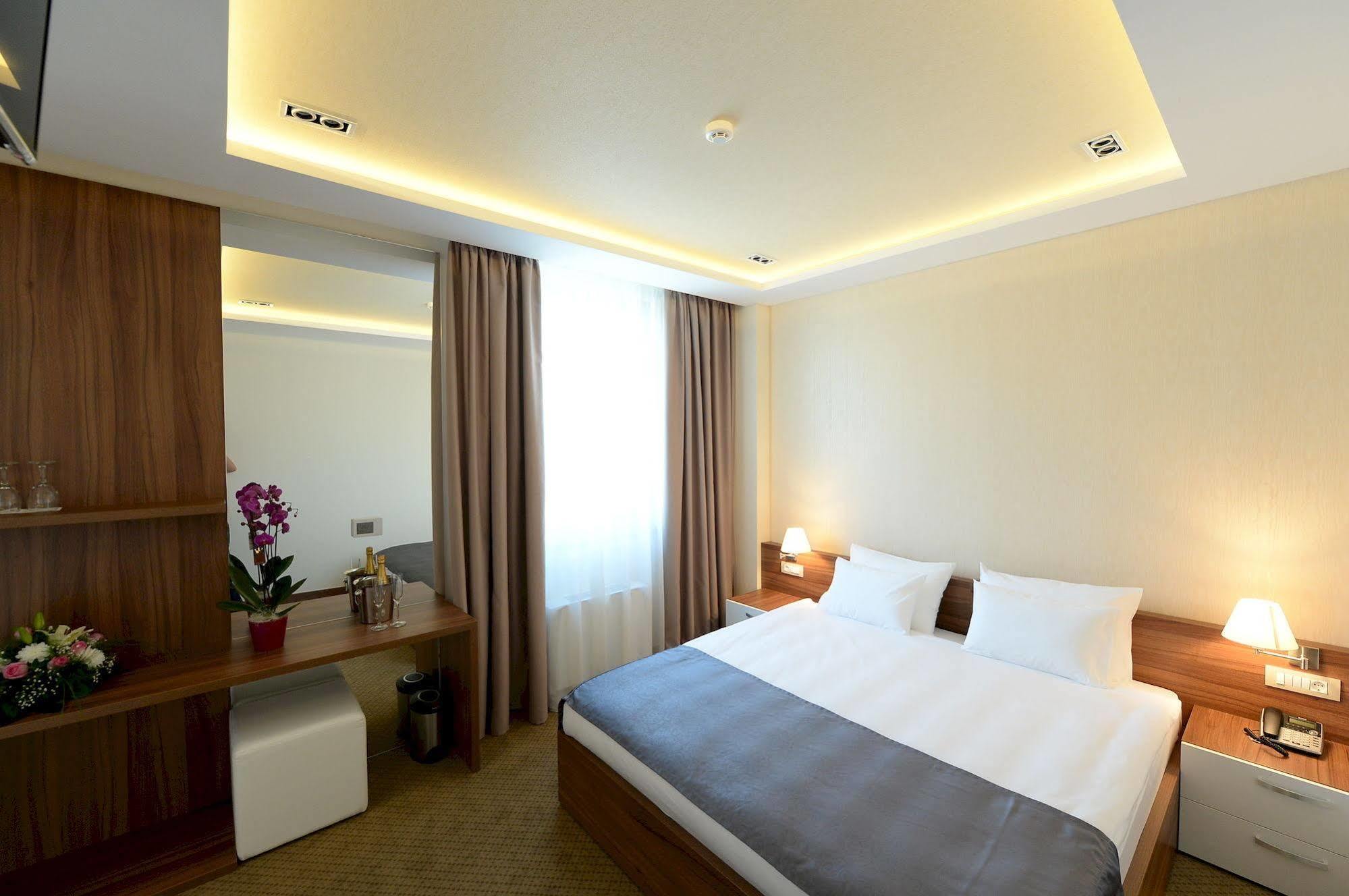 Hotel Hedonic Belgrado Esterno foto